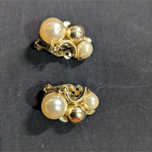 Vintage Lisner Gold-Tone Clip-On Earrings Faux Pearl Cluster 1950s Retro Glam - Picture 5 of 7